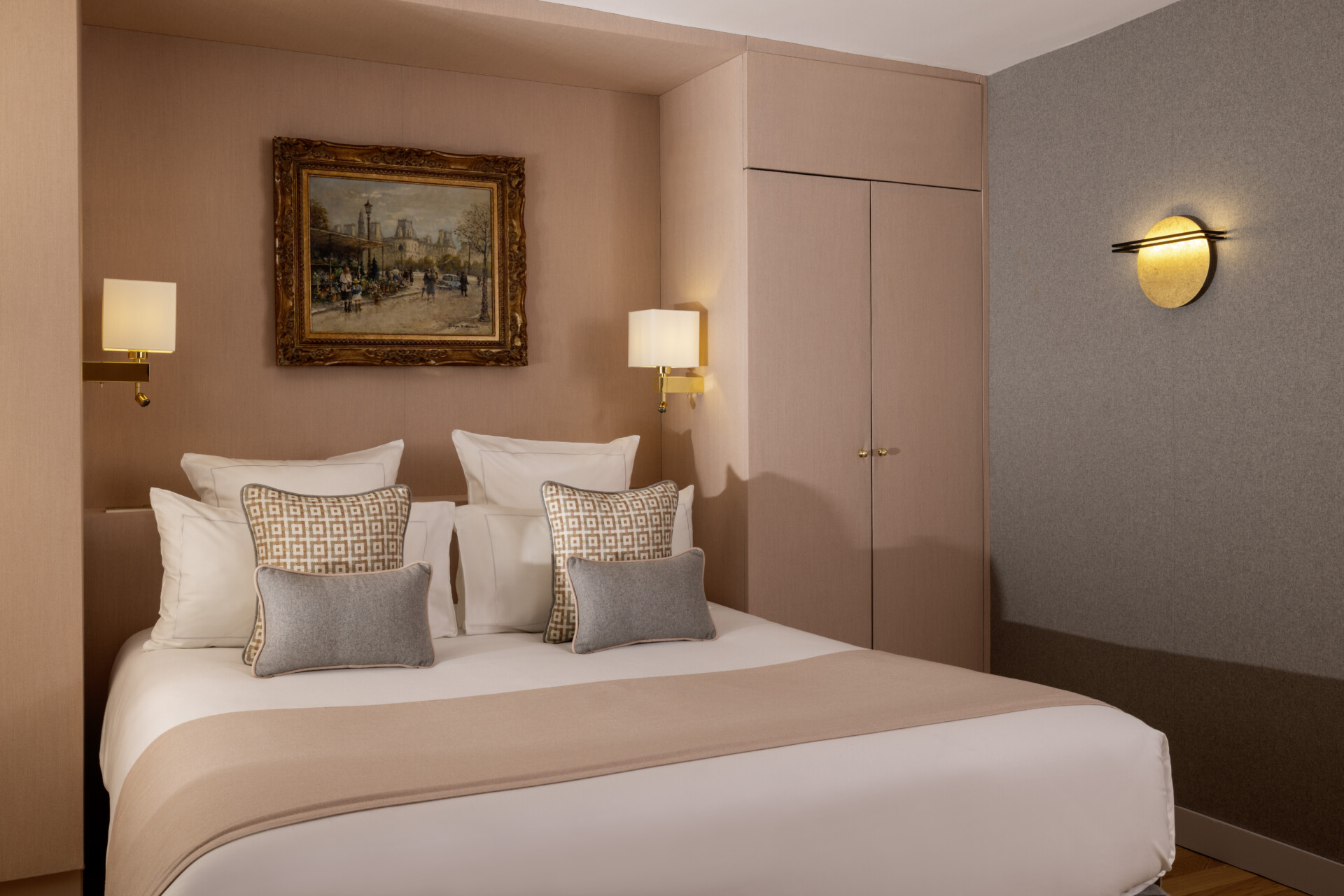Chambre élégante avec lit double et tons roses
