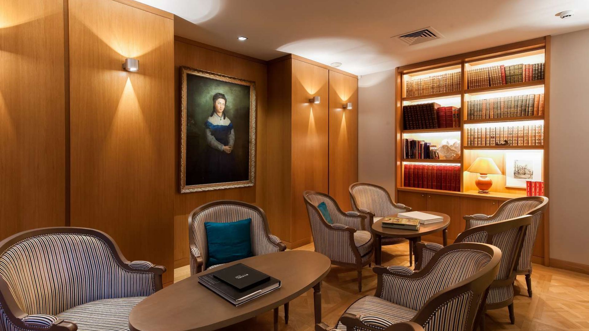 Salon bibliothèque élégant aux boiseries et fauteuils