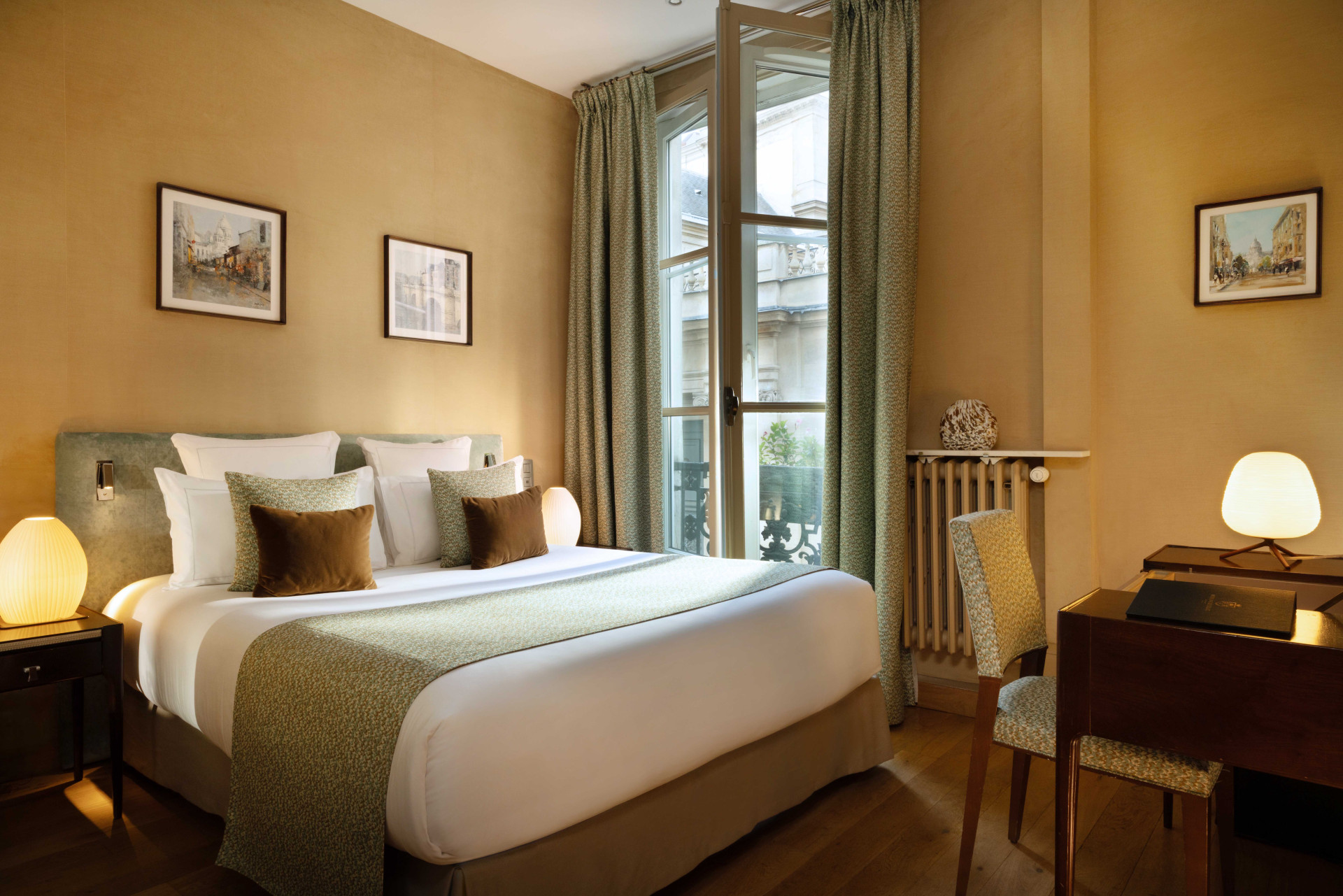 Chambre d’hôtel élégante avec lit double et bureau