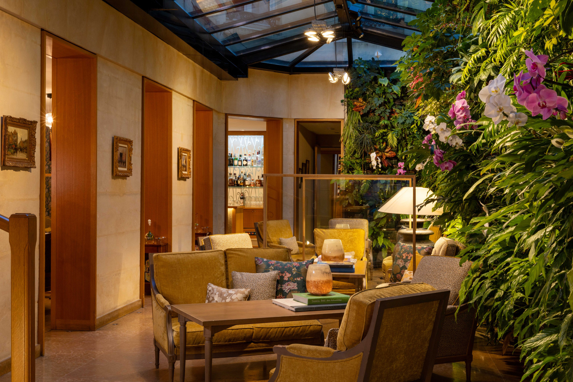 Salon élégant avec mur végétal et verrière