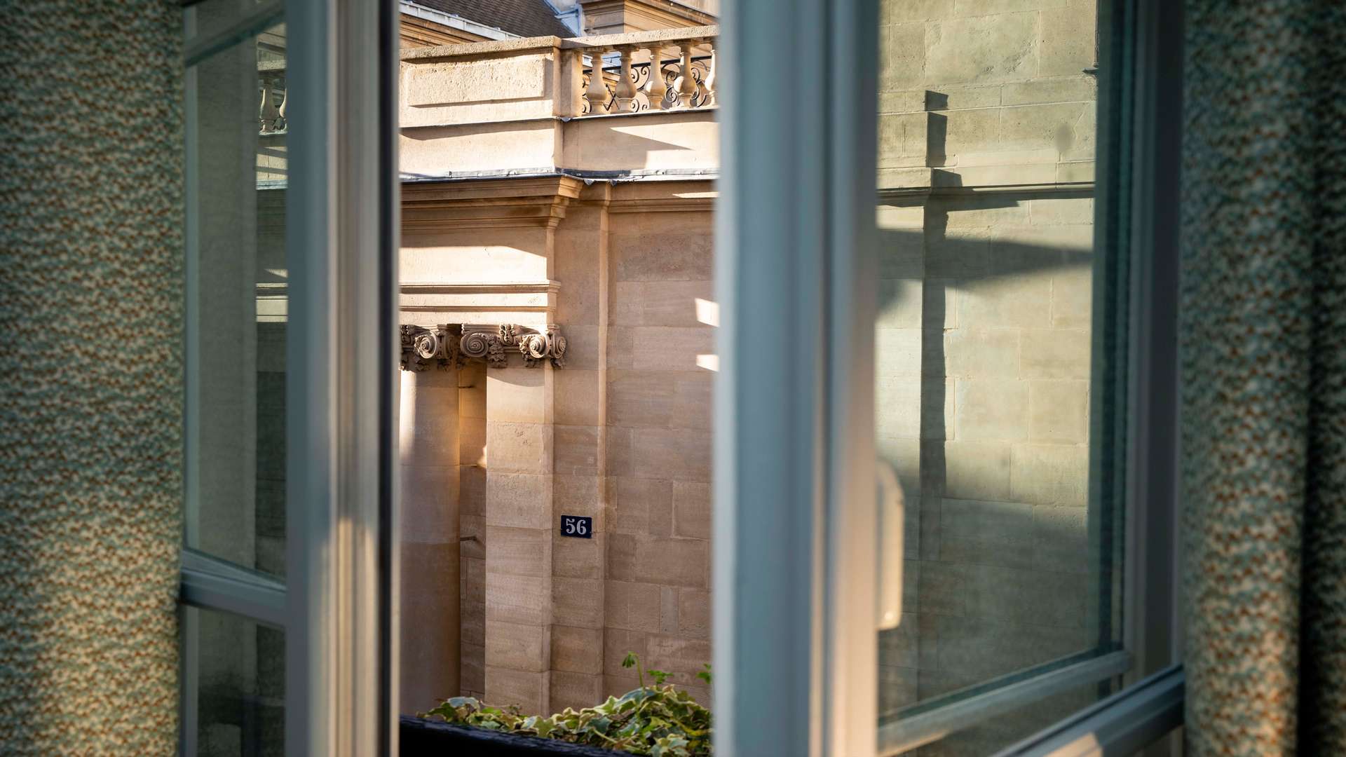 Façade en pierre vue à travers une fenêtre