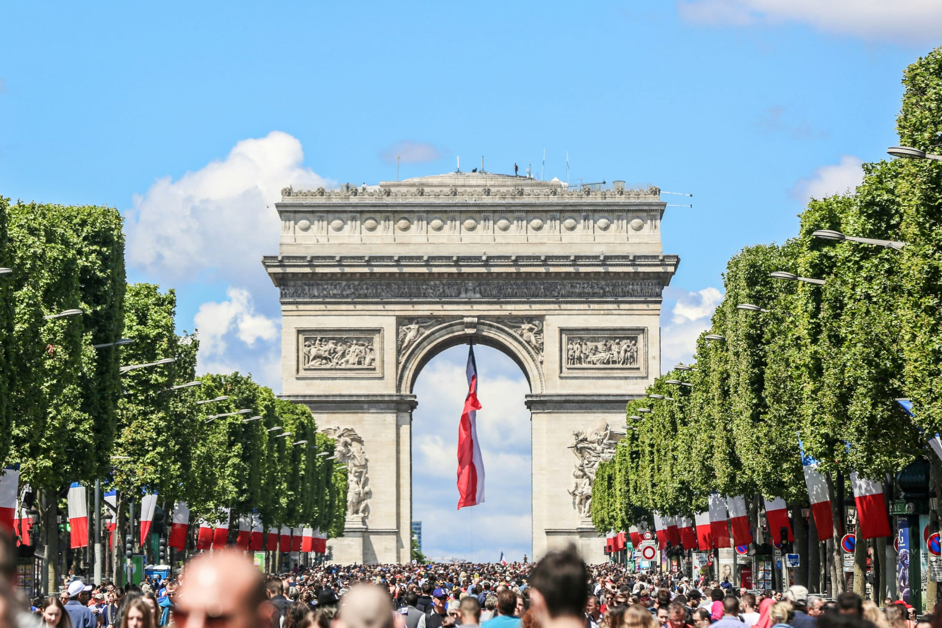 hotel pas de calais arc de triomphe champs elysees 14 juillet
