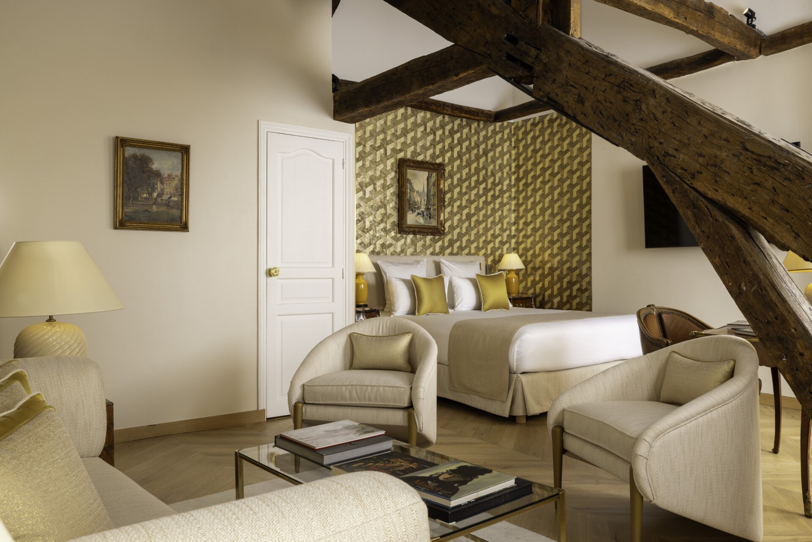 Suite de l’Hôtel Pas de Calais avec poutres apparentes et lit double