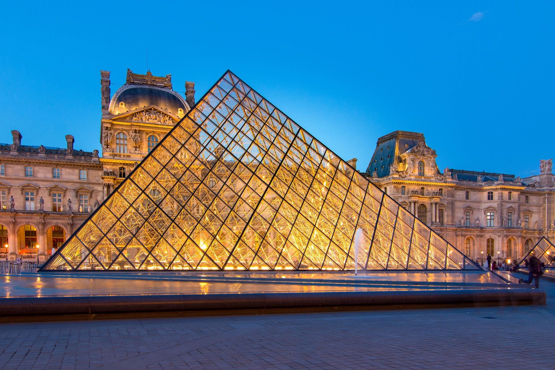 hotel pas de calais pyramide du louvre heure bleue