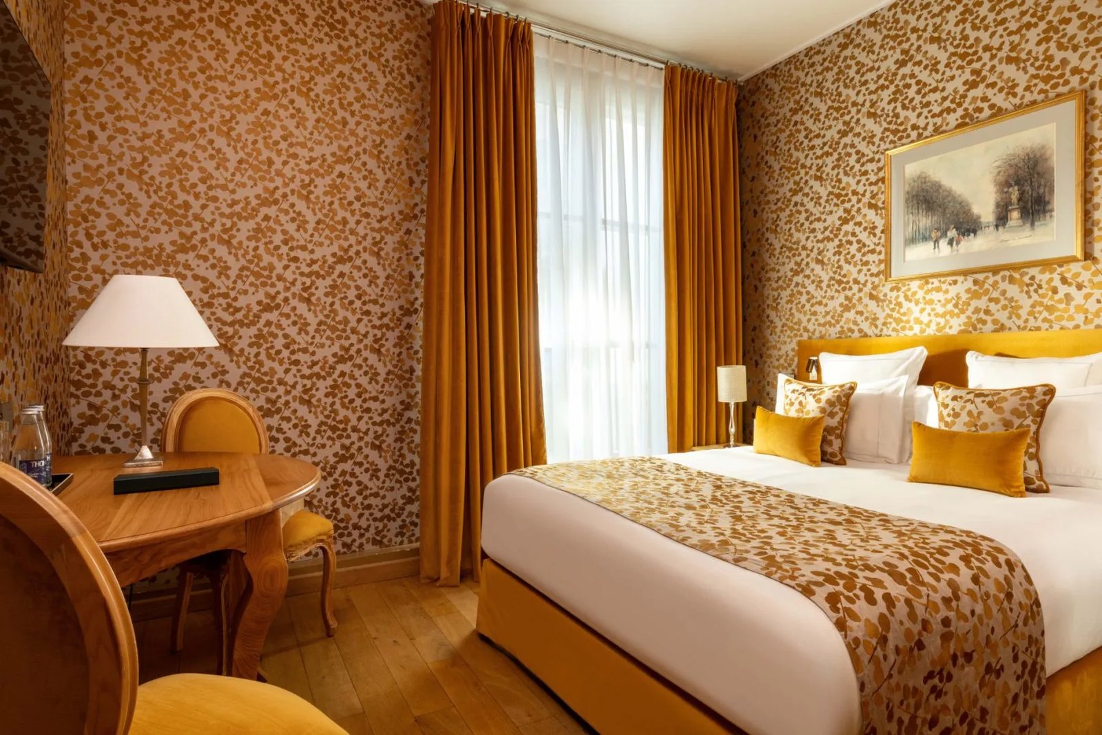 Chambre de l’Hôtel Pas de Calais avec lit double et bureau près de la fenêtre