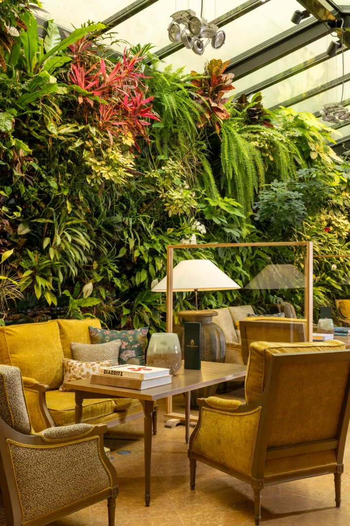 Salon élégant devant un mur végétal luxuriant