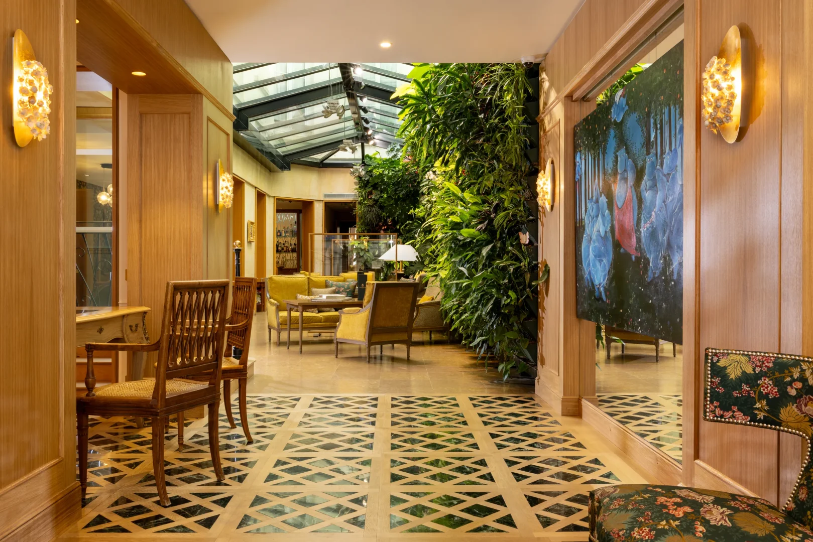 Salon élégant avec mur végétal sous verrière