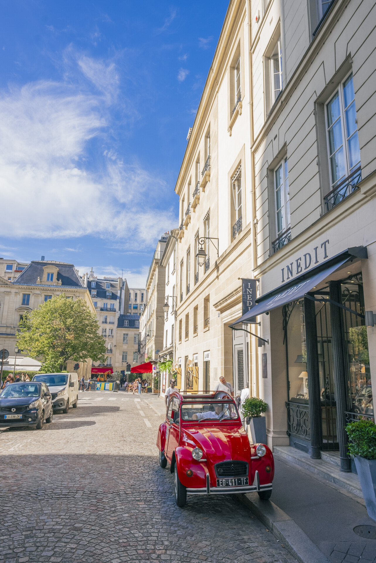 Voiture rouge vintage dans une rue parisienne