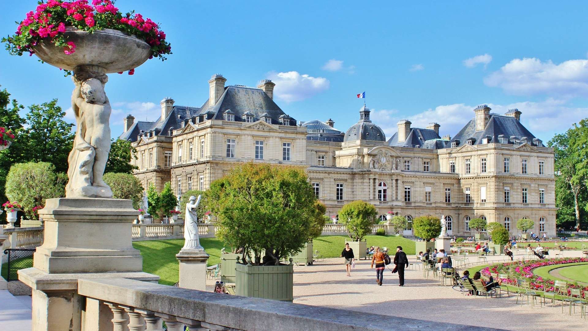Palais du Luxembourg et jardin ensoleillé à Paris