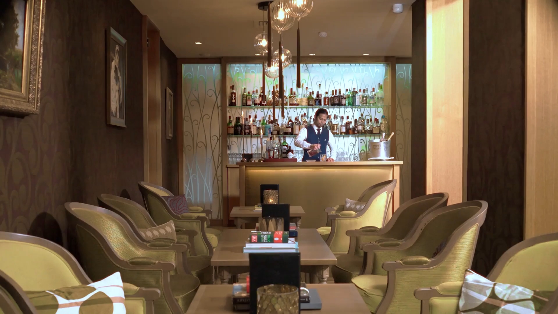 Bar d’hôtel élégant avec barman préparant un cocktail